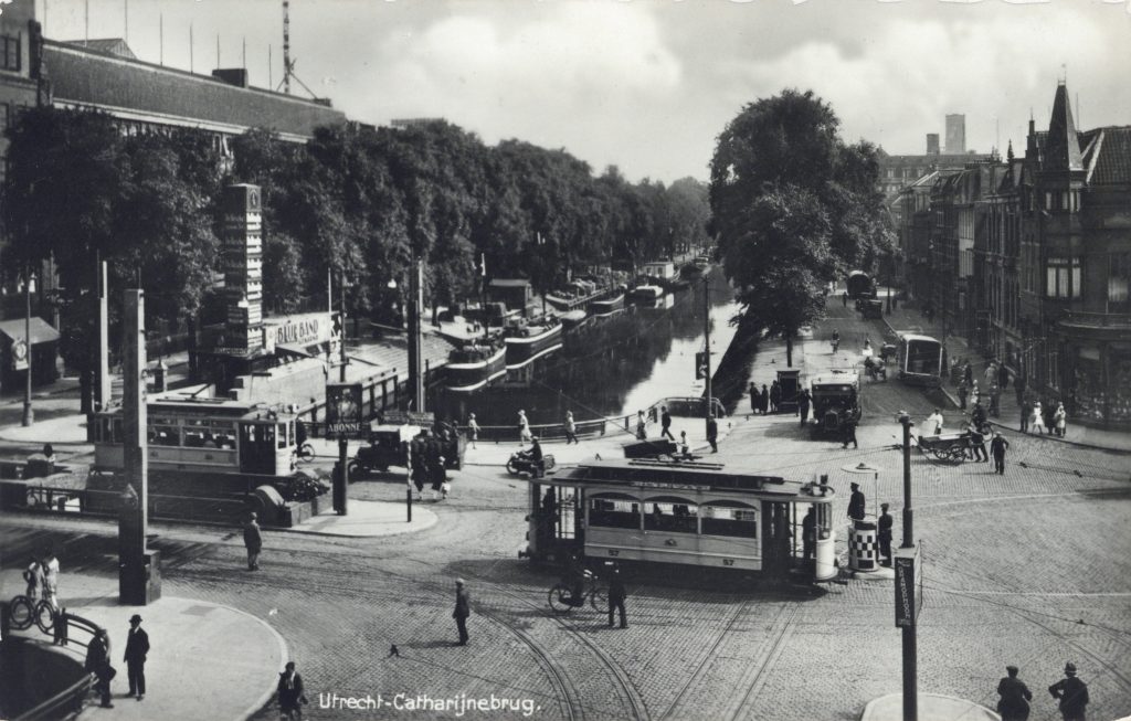 Gezicht-op-de-Stadsbuitengracht-te-Utrecht-met-op-de-voorgrond-de-Catharijnebrug.-1928-2133-collectie-Het-Utrechts-Archief-scaled