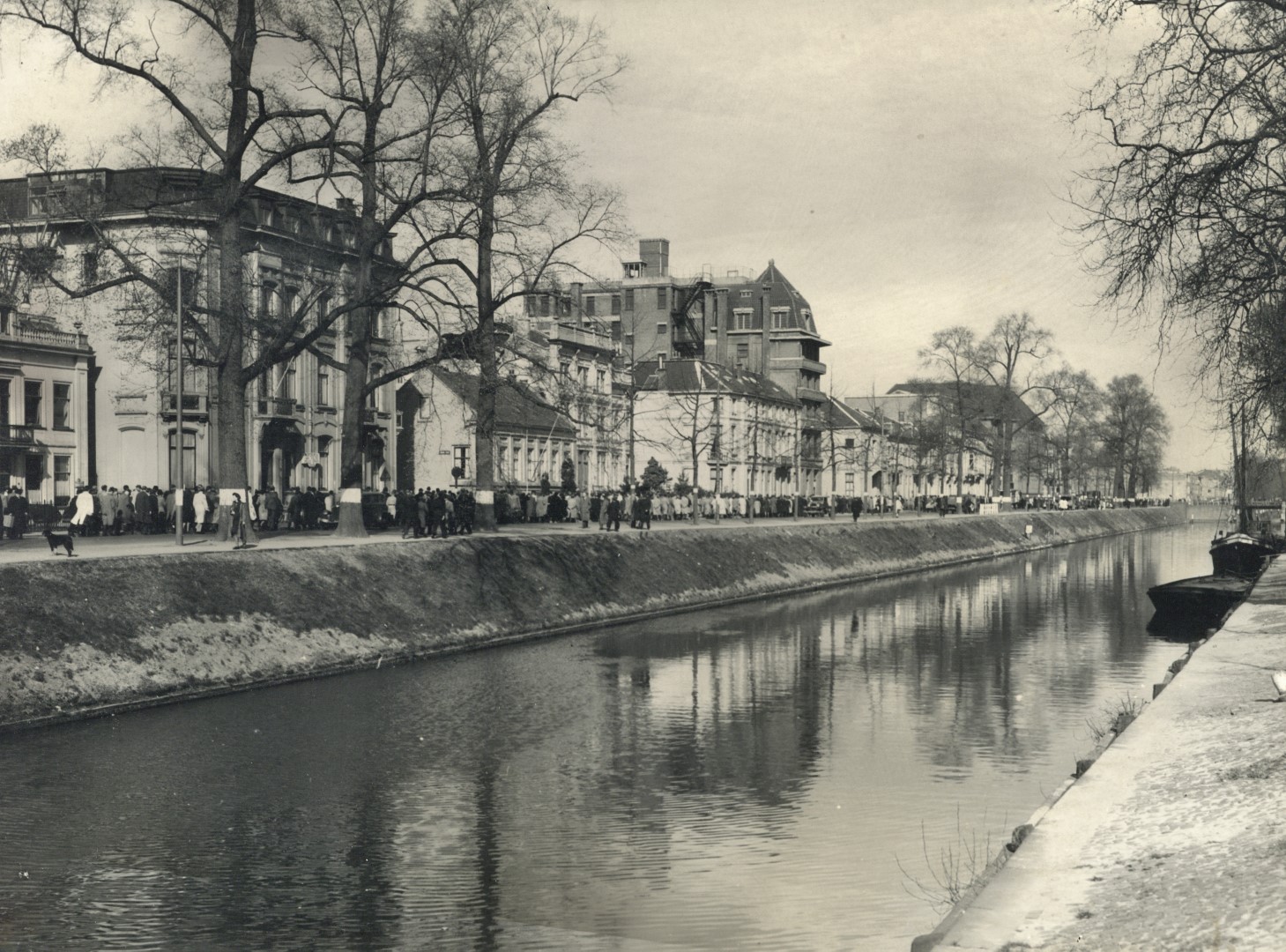 Gezicht op de Stadsbuitengracht en de Catharijnesingel te Utrecht, vanaf de Rijnkade. 1930 - 406199 Het Utrechts Archief (Groot)