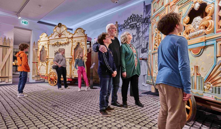 Mensen bezoeken het Speelklok Museum 