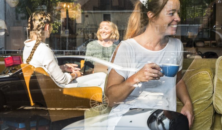 Vrouw drinkt koffie in koffietentje in Utrecht