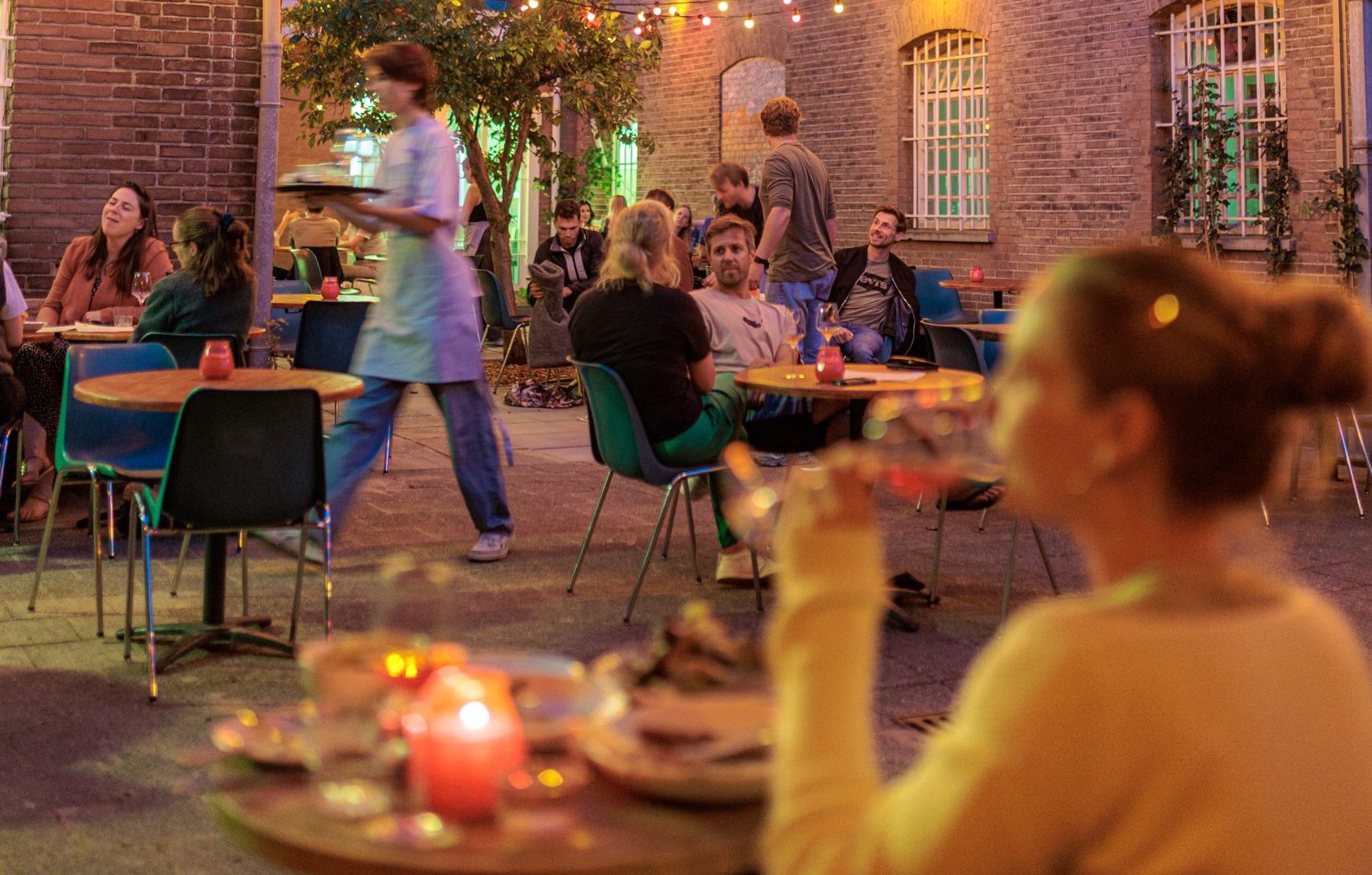 Mensen op terras in Utrecht in de avond