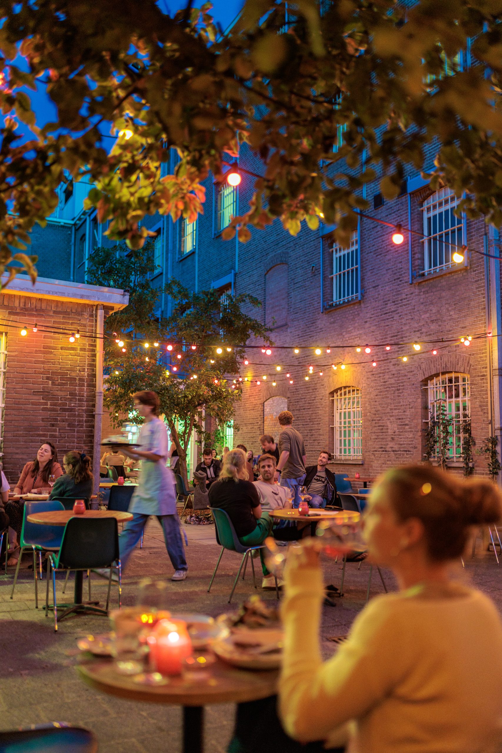 Mensen op terras in Utrecht in de avond