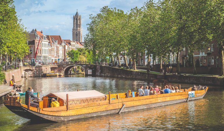 Romeins schip vaart door de singel met uitzicht op de Domtoren.