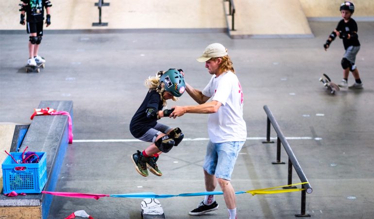 Man met kind tijdens skateweek