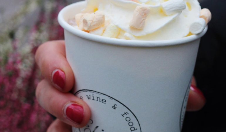 Warme chocolademelk bij Café Elize