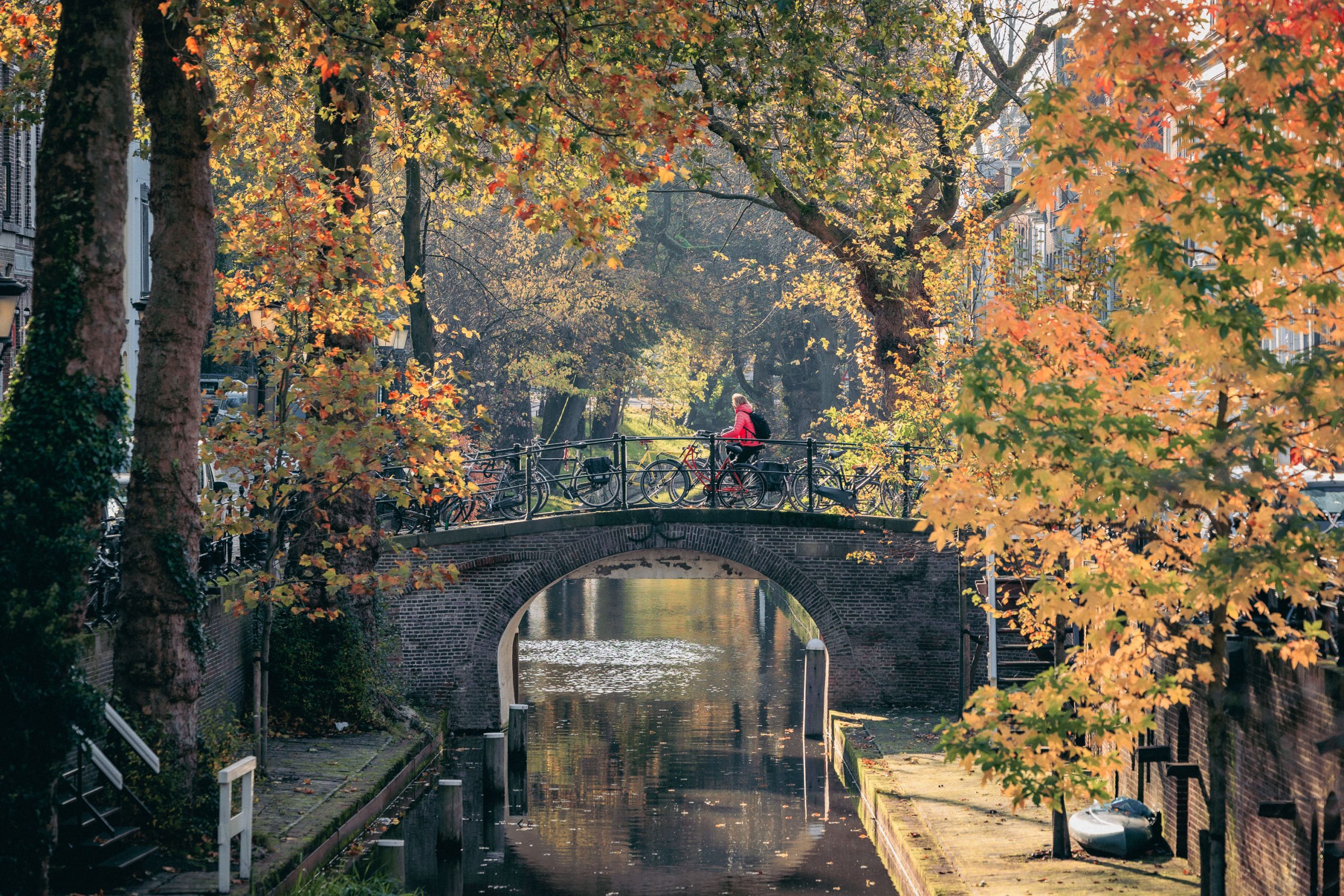 Nieuwegracht in de herfst met fietser