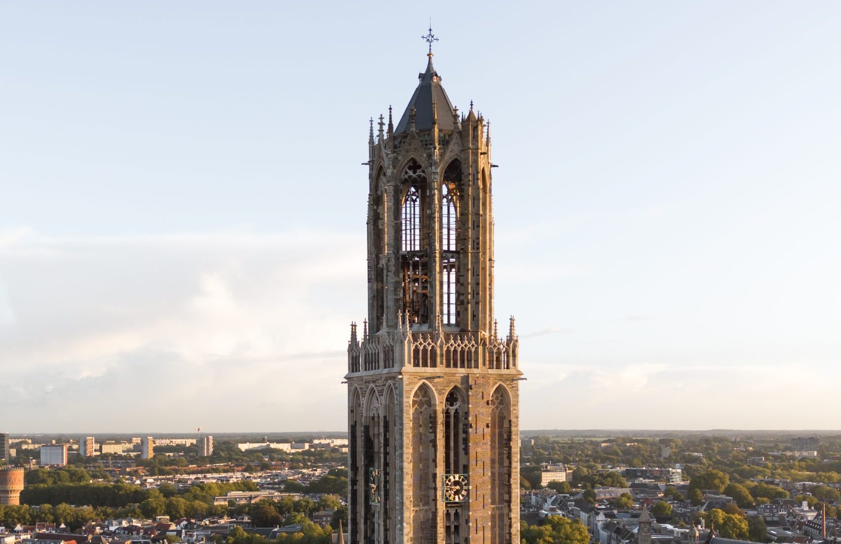 Foto van de Domtoren gemaakt met drone shot.