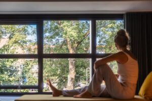Badhuis Hotel - vrouw kijkt uit het raam