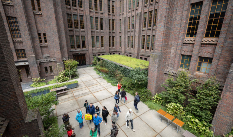 Open Monumentendag mensen bij een gebouw