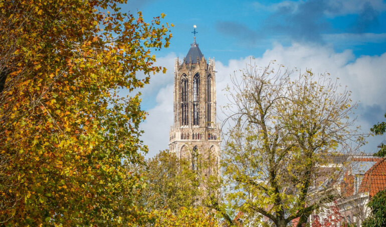 De Domtoren in de herfst in Utrecht